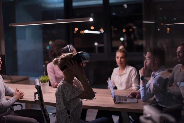 Multiethnisches Business-Team mit Virtual-Reality-Headset — Stockfoto
