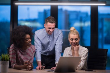 Çok ırklı başlangıç iş takım gece ofiste