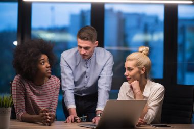 Çok ırklı başlangıç iş takım gece ofiste