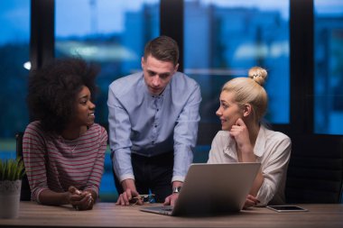 Çok ırklı başlangıç iş takım gece ofiste
