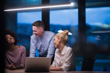 Çok ırklı başlangıç iş takım gece ofiste