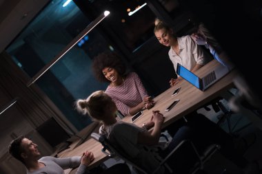 Çok ırklı başlangıç iş takım gece ofiste