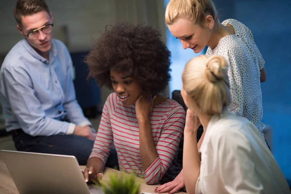 Team multietnico di start-up in ufficio notturno — Foto Stock