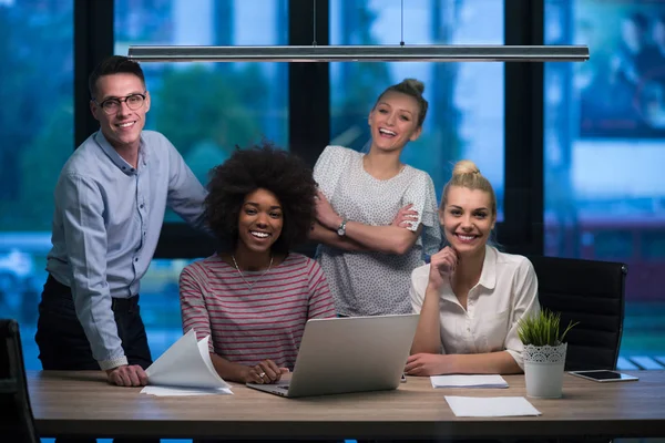 Multi-etnisch opstarten bedrijf team in nacht kantoor — Stockfoto