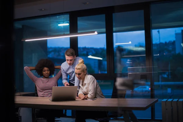 Équipe multiethnique d'affaires de démarrage dans le bureau de nuit — Photo