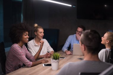 Çok ırklı başlangıç iş takım gece ofiste