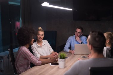 Çok ırklı başlangıç iş takım gece ofiste