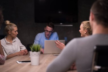 Çok ırklı başlangıç iş takım gece ofiste