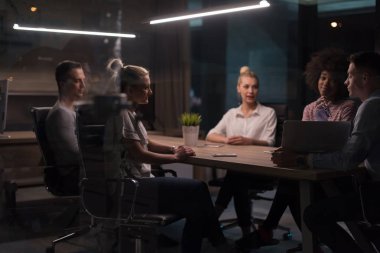 Çok ırklı başlangıç iş takım gece ofiste