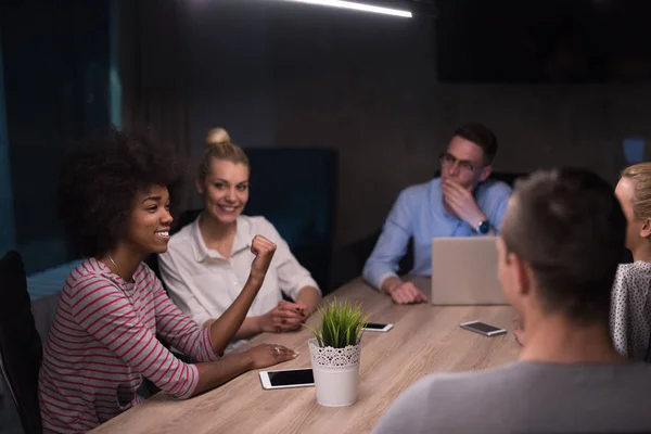 Equipo de negocios de startups multiétnicas en oficina nocturna — Foto de Stock