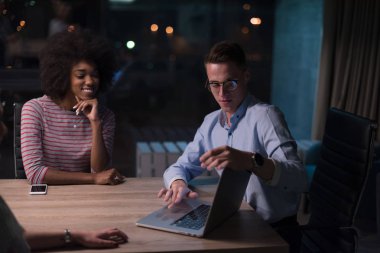 Çok ırklı başlangıç iş takım gece ofiste