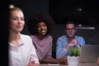 Çok ırklı başlangıç iş takım gece ofiste
