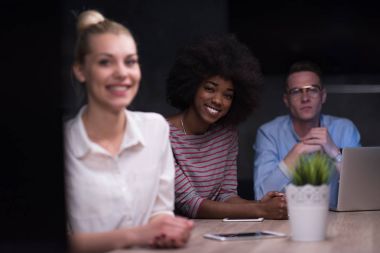 Çok ırklı başlangıç iş takım gece ofiste