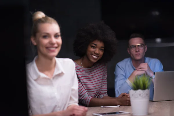 Multi-etnisch opstarten bedrijf team in nacht kantoor — Stockfoto