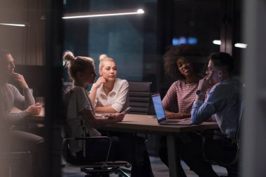 Çok ırklı başlangıç iş takım gece ofiste