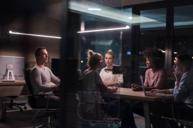 Çok ırklı başlangıç iş takım gece ofiste