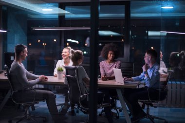 Çok ırklı başlangıç iş takım gece ofiste