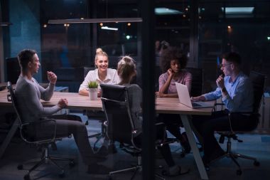 Çok ırklı başlangıç iş takım gece ofiste