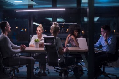 Çok ırklı başlangıç iş takım gece ofiste