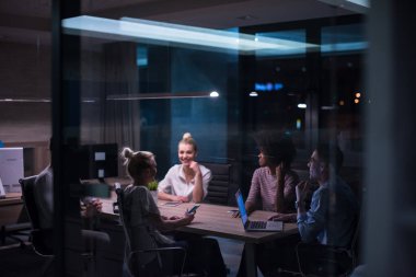 Çok ırklı başlangıç iş takım gece ofiste