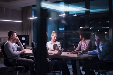 Çok ırklı başlangıç iş takım gece ofiste