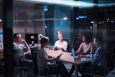 Çok ırklı başlangıç iş takım gece ofiste