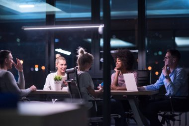 Çok ırklı başlangıç iş takım gece ofiste