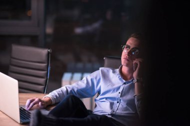 cep telefonuyla karanlık ofisinde işadamı
