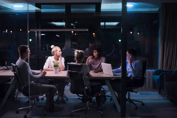 Multiethnisches Gründerteam im Nachtbüro — Stockfoto