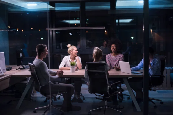 Çok ırklı başlangıç iş takım gece ofiste