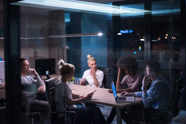 Multi-etnisch opstarten bedrijf team in nacht kantoor — Stockfoto