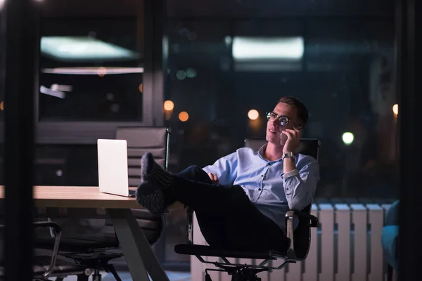 Affärsman med mobiltelefon i mörka kontor — Stockfoto
