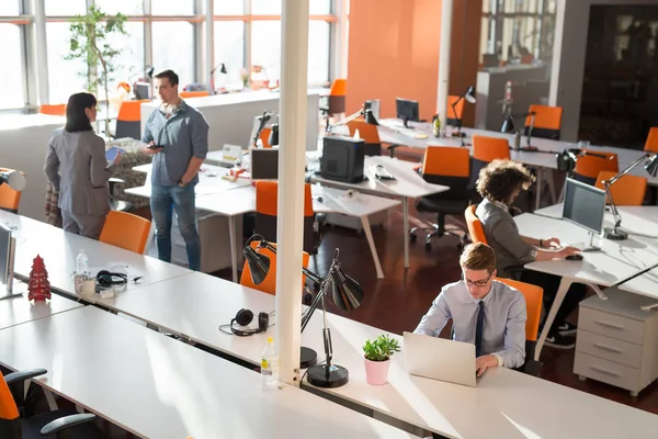 Twee Business mensen werken met laptop in kantoor — Stockfoto