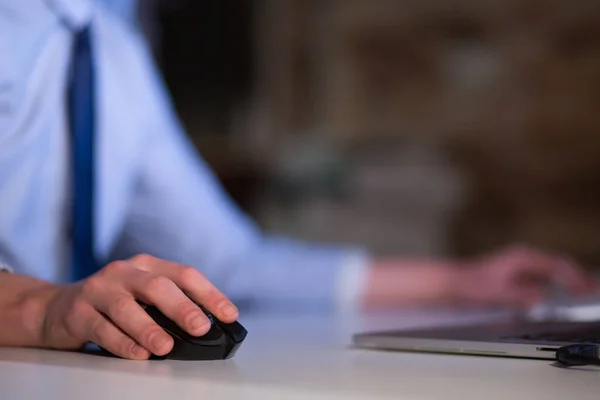 Hand Med Hjälp Datormusen Office Närbild — Stockfoto