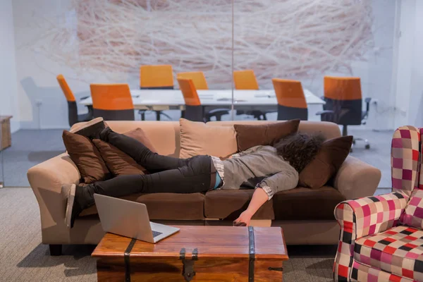 Młody Biznesmen Dorywczo Śpi Kanapie Podczas Przerwy Pracy Biurze Creative — Zdjęcie stockowe
