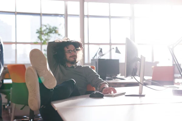 Geschäftsmann sitzt mit Beinen auf Schreibtisch — Stockfoto