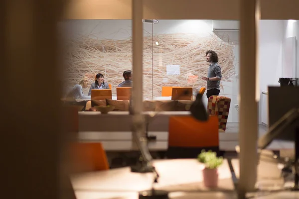 Equipo de negocios en una reunión en un moderno edificio de oficinas —  Fotos de Stock