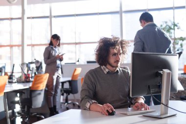 Genç Girişimci Çalışma Alanında Bilgisayar Kullanarak Çalışıyor