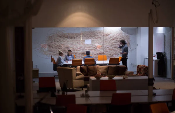 Equipe de negócios em uma reunião no prédio de escritórios moderno — Fotografia de Stock