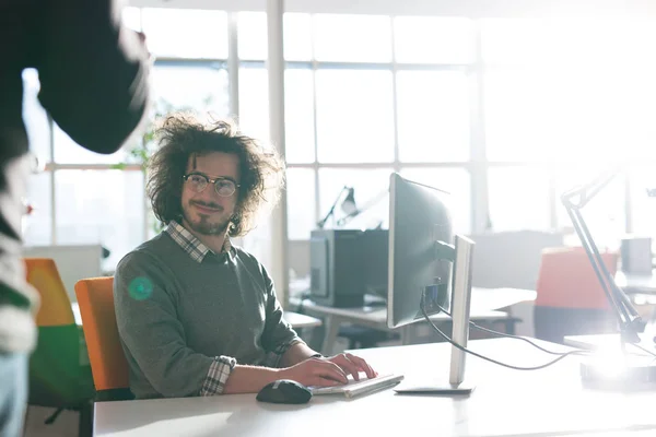 Geschäftsmann arbeitet mit einem Computer im Startup-Büro — Stockfoto