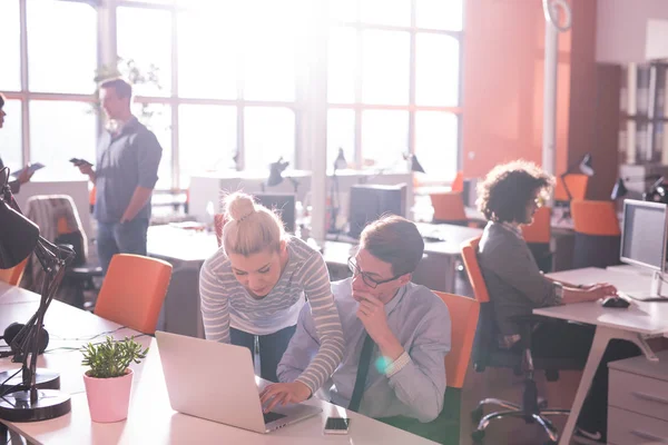 İki laptop ofiste iş insanlar ile çalışma