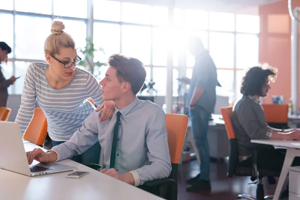 Zwei Geschäftsleute arbeiten im Büro mit Laptop — Stockfoto