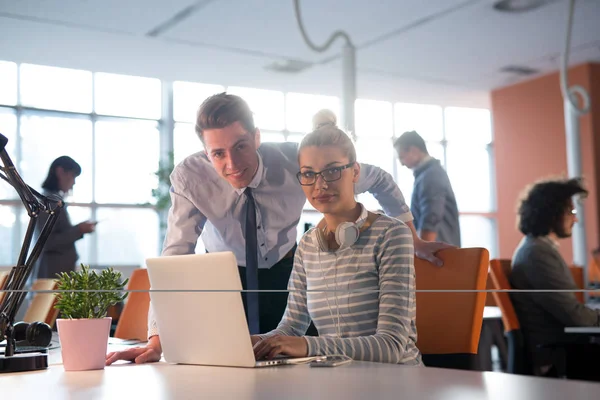 Zwei Geschäftsleute arbeiten im Büro mit Laptop — Stockfoto