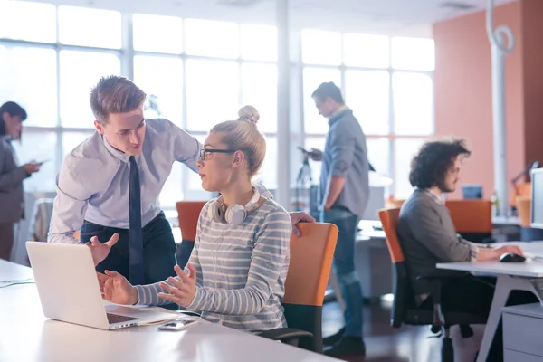 Zwei Geschäftsleute arbeiten im Büro mit Laptop — Stockfoto