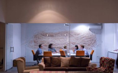 Modern ofis binasındaki bir toplantıda iş ekibi