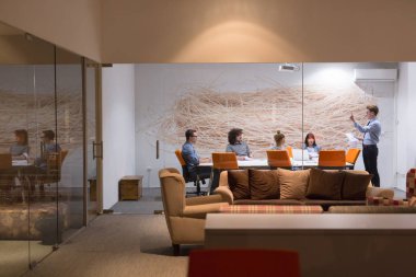Modern ofis binasındaki bir toplantıda iş ekibi