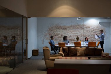 Modern ofis binasındaki bir toplantıda iş ekibi