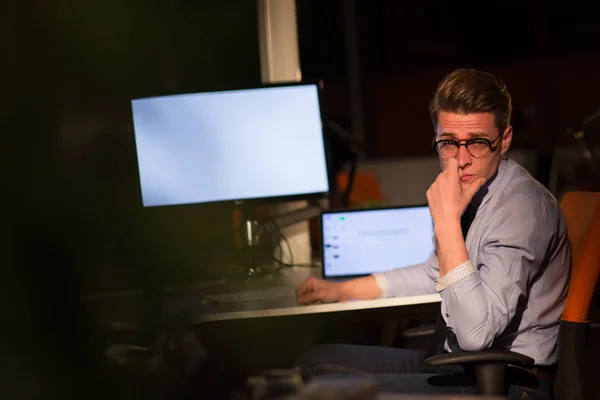 Hombre trabajando en la computadora en la oficina oscura — Foto de Stock