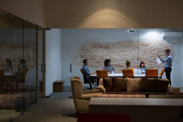 近代的なオフィスビルでのミーティングでのビジネスチーム — ストック写真