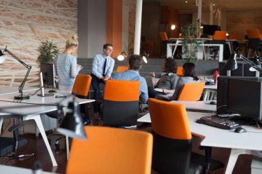 Modern ofis binasında Genç İş Ekibi Toplantısı